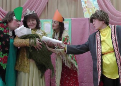 Три девицы под окном пряли поздно вечерком