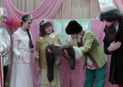 Три девицы под окном пряли поздно вечерком