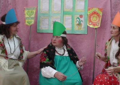 Три девицы под окном пряли поздно вечерком