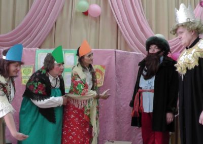 Три девицы под окном пряли поздно вечерком